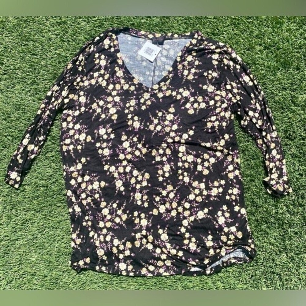 Sheila Rose Floral Tunic top. Small slit on the back. Size XL New with tags